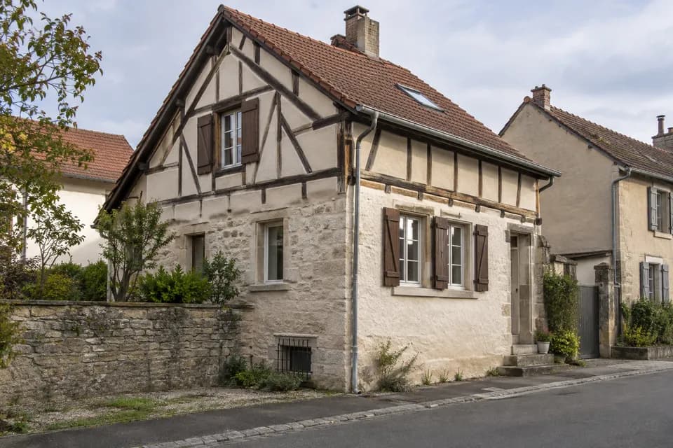 Exemple de maison à colombages avec rez-de-chaussée maçonné.