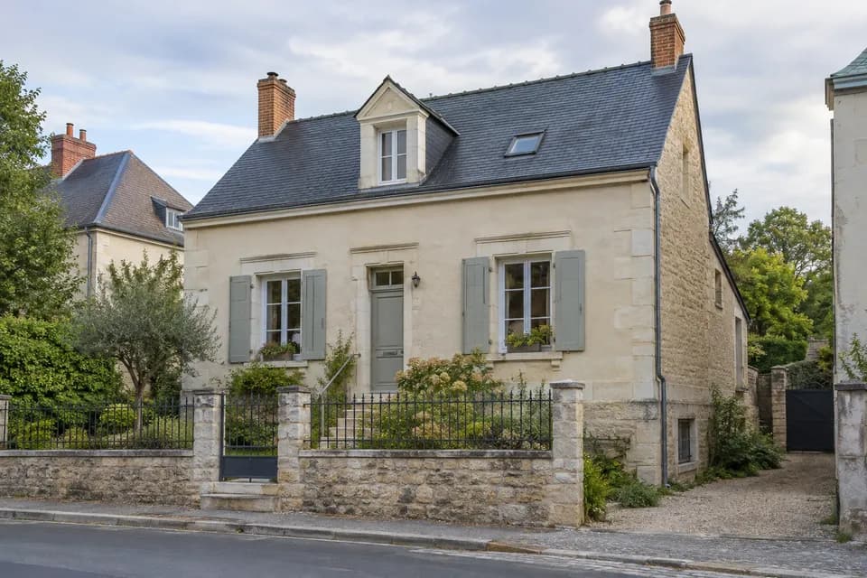 Exemple de maison en pierre avec soubassement et accès latéral.